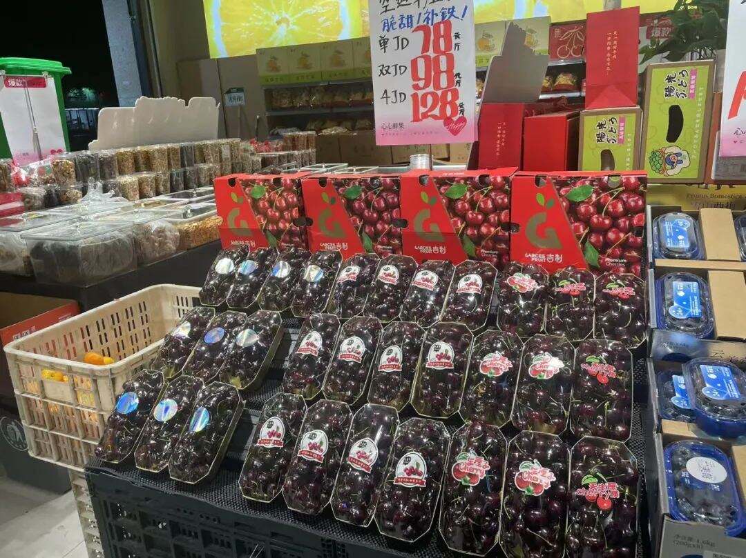 果价下行引消费潮，台州市民争购时令鲜果